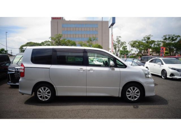 TOYOTA NOAH SI PACKAGE