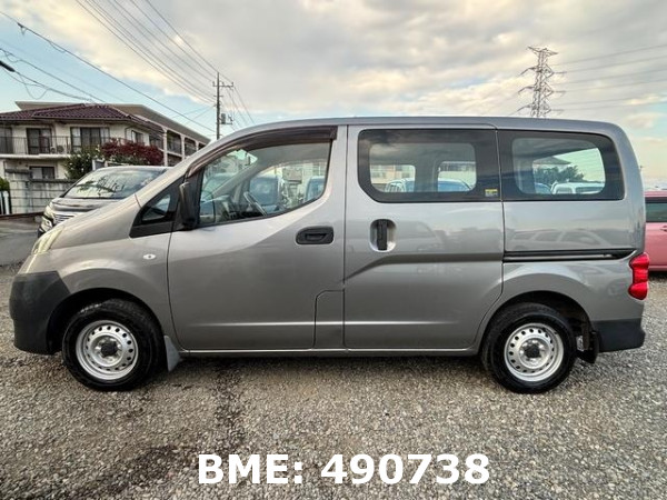 NISSAN NV200